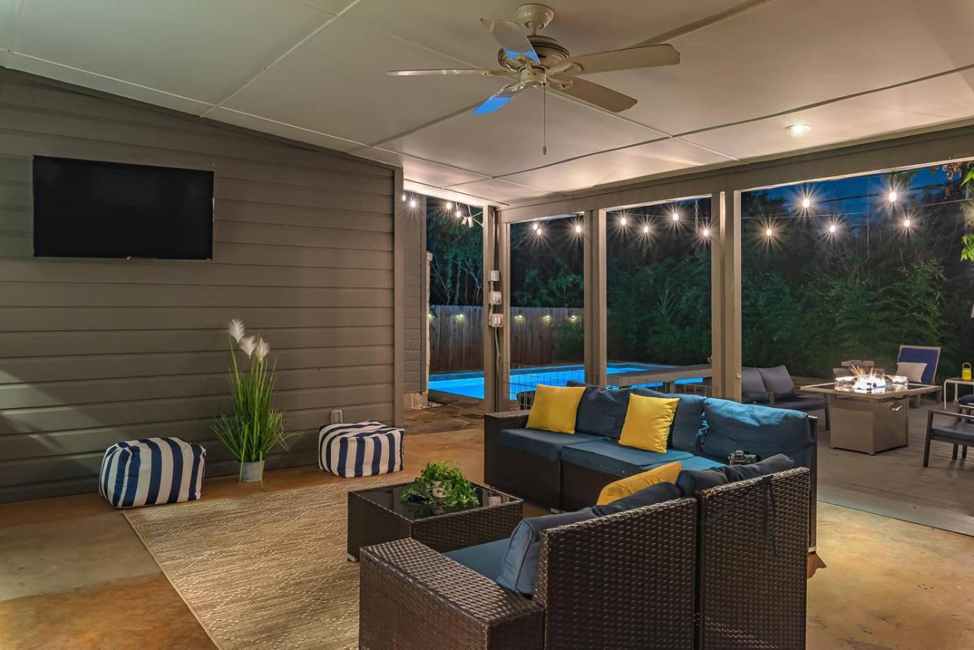 Serene Pool & Firepit In Stunning Home By Airport San Antonio Bagian luar foto